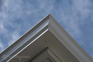 Miter corner on seamless eavestrough