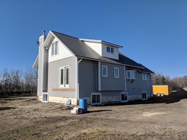 refurbishing-the-exterior-of-a-home-with-vinyl-siding